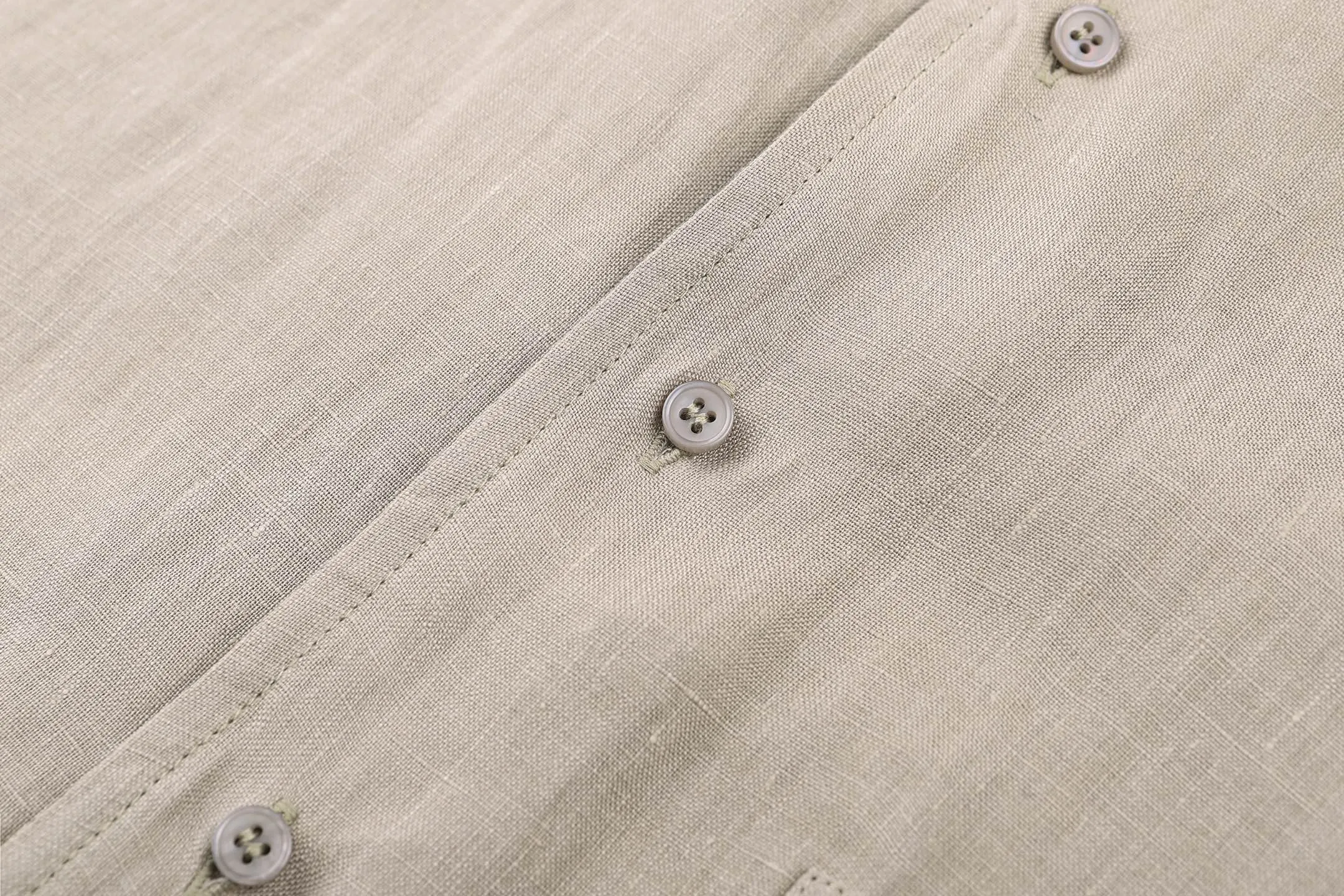 AP Loro Piana 26FW side seam logo lapel linen shirt ●Authentic 6800 purchase and development ●Customized 100% linen plain fabric ●Template embroidery ●Handmade overlocking ●Fabric fermentation wash ●Customized 1:1 buttons ●Customized 1:1 trademark ●Fit version ●Size: S M L